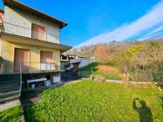 Foto Porzione di casa indipendente con giardino