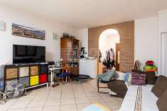 Foto Porzione di casa indipendente con giardino