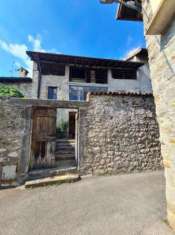Foto Porzione di cascina con giardino