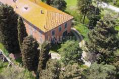 Foto Porzione di casolare con ampio garage, resede e oliveto