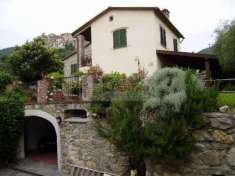 Foto Porzione di rustico ottimamente curato con giardino.