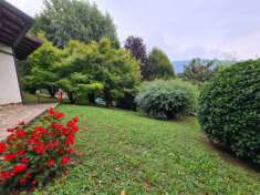Foto Porzione di villa bifamiliare con giardino