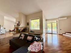 Foto PORZIONE DI VILLA CON PARCO E PISCINA IN POSIZIONE PANORAMICA