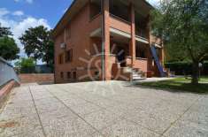 Foto Porzione di villa in vendita a Imola