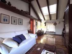 Foto Raffinata mansarda con finiture di pregio