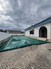 Foto RIF. 378 VILLAGGIO COPPOLA - VILLA SINGOLA CON GIARDINO E PISCINA