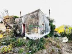 Foto Rif.2375 -  Casa di campagna con terreno e uliveto  Zona abitata