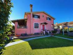 Foto RIFINITA VILLA BIFAMILIARE CON GIARDINO PRIVATO IN VENDITA