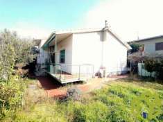 Foto Rosignano Solvay - Rif. R1525. Zona Conad. Villino singolo, libero su quattro lati, composto da ampio ingresso, soggiorno, cucina abitabile, due camer