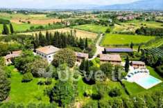 Foto Rustico / Casale di 1300 m con pi di 5 locali in vendita a Cortona