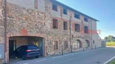 Foto Rustico / Casale di 260 m con 5 locali e posto auto in vendita a Borgomanero