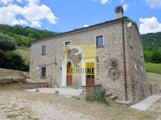 Foto Rustico indipendente completamente ristrutturato con fienile, servizi e terreno di 10 Ha.
