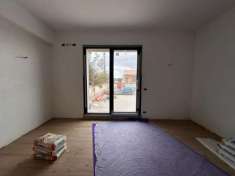 Foto Scopri un'opportunit  unica direttamente sul mare. Con una superficie di 125 mq calpestabili , questa residenza offre un ampio soggiorno, un cucinotto