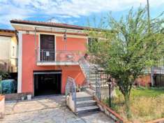 Foto Semindipendente con garage e corte esterna