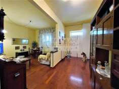 Foto Semindipendente con tre appartamenti e terreno