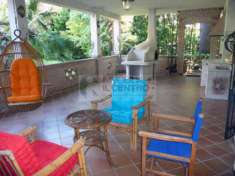 Foto Semindipendente piano terra con porticato e giardino