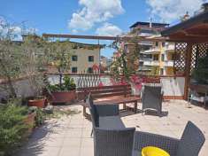 Foto Soluzione semi-indipendente con terrazzo