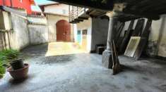 Foto Spaziosa casa cielo/terra con ampio cortile
