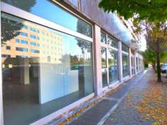 Foto Spazioso negozio con magazzino