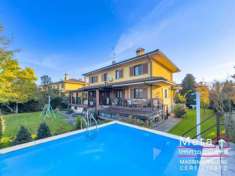 Foto Splendida villa unifamiliare con giardino e piscina