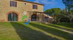 Foto Splendido casale con piscina immerso nelle crete senesi, Asciano.