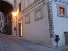 Foto SPOLETO, pieno centro storico locali posti al piano terra