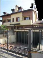 Foto Stabile / Palazzo in Vendita, pi di 6 Locali, 153 mq, Cambiago