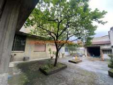 Foto STABILE COMPLETAMENTE INDIPENDENTE CON CORTILE INTERNO