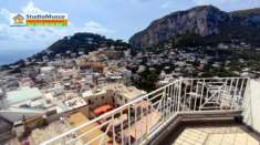 Foto StudioMusco vende a Capri, in posizione centralissima e dominante, rifinitissimo alloggio signorile. Villino indipendente, con zona giorno e cucina se