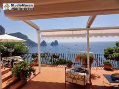 Foto StudioMusco vende a Capri, su via Marina Piccola panoramicissimo appartamento indipendente. Con ampia terrazza panoramica, piccolo giardinetto, posto