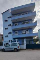 Foto Tre appartamenti in vendita + negozio