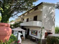 Foto Trentinara villa con giardino e piscina