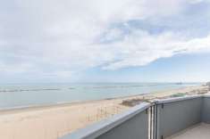 Foto Trilocale ristrutturato fronte spiaggia vista mare panoramica