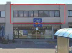 Foto Ufficio luminoso su strada principale