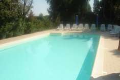 Foto Vada bilocale in villa con piscina