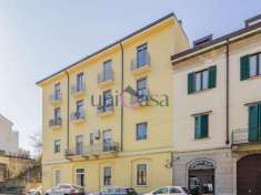 Foto Vendesi ampio appartamento di 135 mq completamente ristrutturato a nuovo, situato al secondo piano di un palazzo storico.