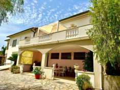 Foto Vendesi bellissima villa panoramica, collinare a pochi km dal paese.
Circondata da 2100 mq di giardino con piscina, la propriet   completamente recin