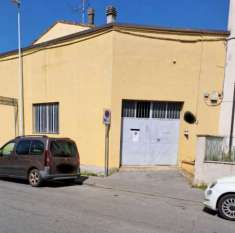 Foto Vendesi Capannone-Magazzino di 165 mq - possibilit  di cambio destinazione