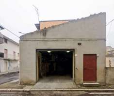 Foto VENDESI COMODO GARAGE DI 80 MQ IN VIA CAIROLI, 1 e 3 � VENOSA