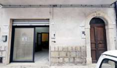 Foto VENDESI COMODO LOCALE COMMERCIALE IN VIA MADONNA DELLA SCALA, 5 - VENOSA (PZ)