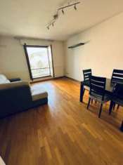 Foto Vendesi in esclusiva bilocale con parquet posto al piano primo con ascensore, composto da salone, angolo cottura, bagno, ampia matrimoniale e balcone