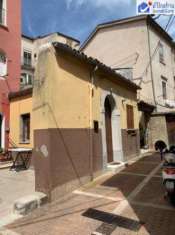 Foto VENDESI LOCALE  COMMERCIALE   - VICO PERSICHILLO-NEL  CUORE DELLA CITTA'