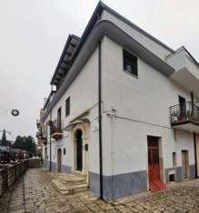 Foto VENDESI LOCALE CON DEPOSITO (ZONA PASSEGGIO), VIA TANGORRA, 1 E 24  VENOSA