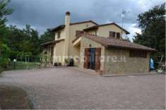 Foto Vendesi Splendida Villa Immersa nel Verde Rif. V145