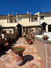 Foto Vendesi villa terra-tetto con ingresso indipendente e giardino privato vicina ai servizi
L'immobile si compone da un'ampia zona giorno con accesso al