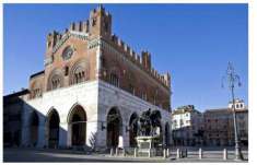 Foto Vendita attività commerciale Piazza Dei Cavalli Piacenza (PC)