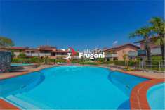 Foto vf909 - APPARTAMENTO CON GIARDINO PRIVATO, BOX E PISCINA