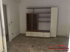 Foto Viale A. Moro - Piano terra trilocale con cortiletto e garage
