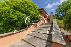 Foto Villa a Manziana: Residenza Divisibile con Terreno e Vista Panoramica