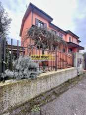 Foto Villa a schiera di testa con impianto fotovoltaico